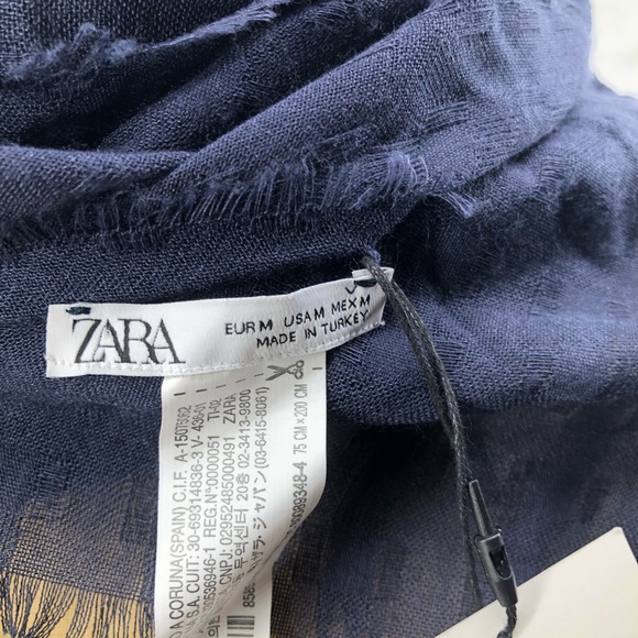 Zara Man Textured Scarf - Picture 8 of 8